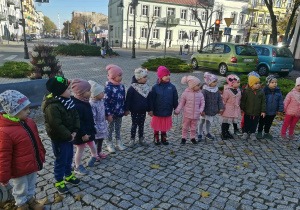 Dzieci oglądają pomnik Jana Pawła II
